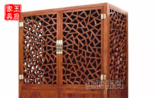明末 黄花梨冰绽纹柜（局部）